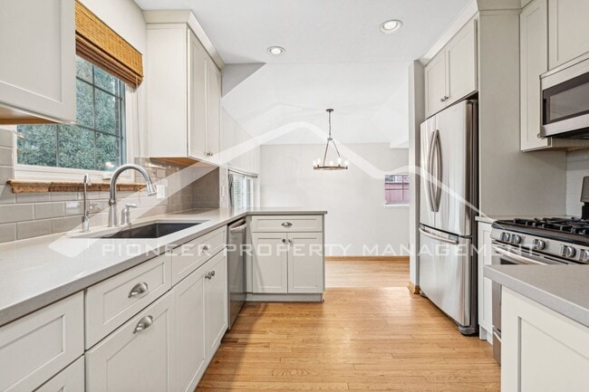 Building Photo - Spacious Home with Central AC and Washer/Dryer