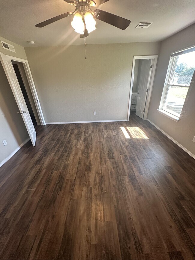Building Photo - 632 Ramblin Oaks Dr