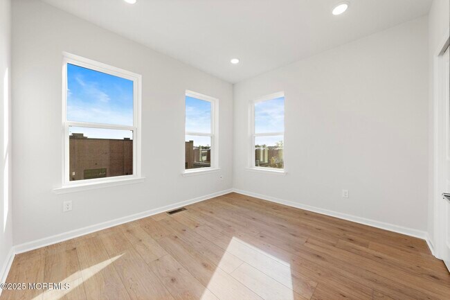 Building Photo - 20 Barton Ave