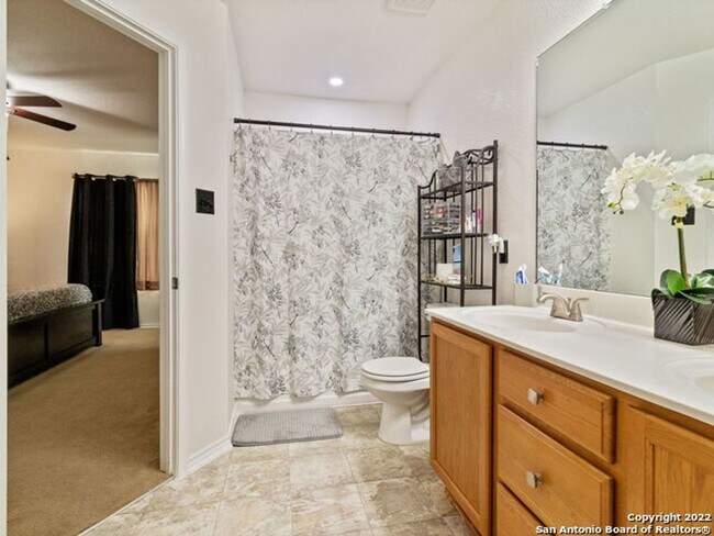 Building Photo - 3 Bedroom w/Game Room