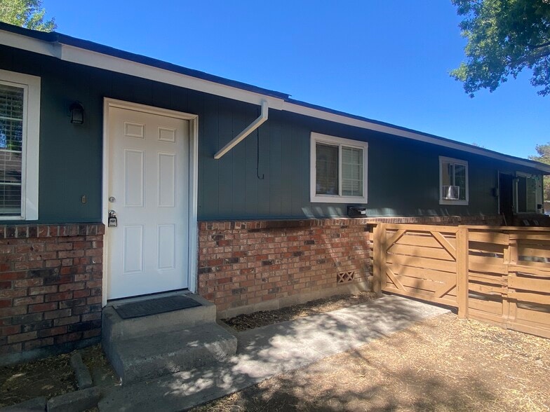 FENCED FRONT YARD & NEW PAINT - 1132 Parkview Street