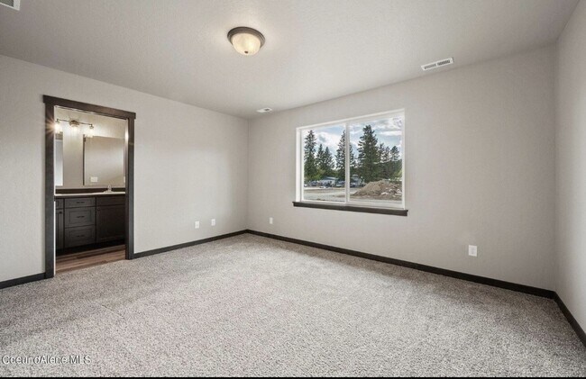 Building Photo - Home in Spirit Lake!