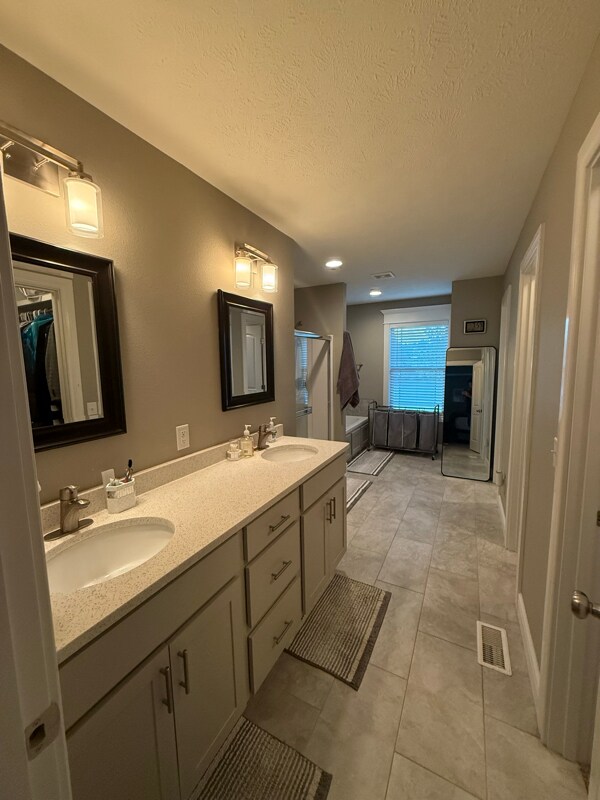 Building Photo - 5010 E Wild Horse Dr