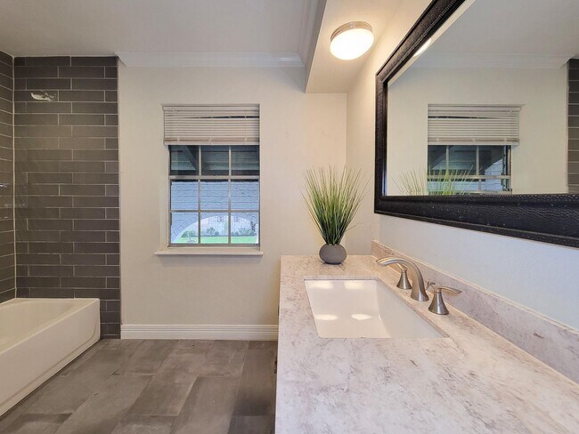 Building Photo - BEAUTIFUL LARGE 4 BEDROOM 2.5 BATH HOME