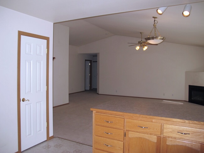 Building Photo - ***PENDING APPLICATION***Charming 3 bedroo...