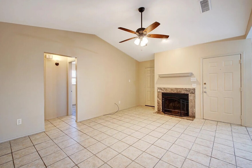 Building Photo - Room in Duplex on Luther Dr