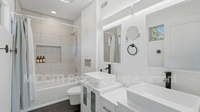 Building Photo - 1198 Green Hill Dr