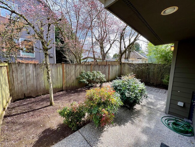 Building Photo - Spacious Greenwood townhouse - Available now!