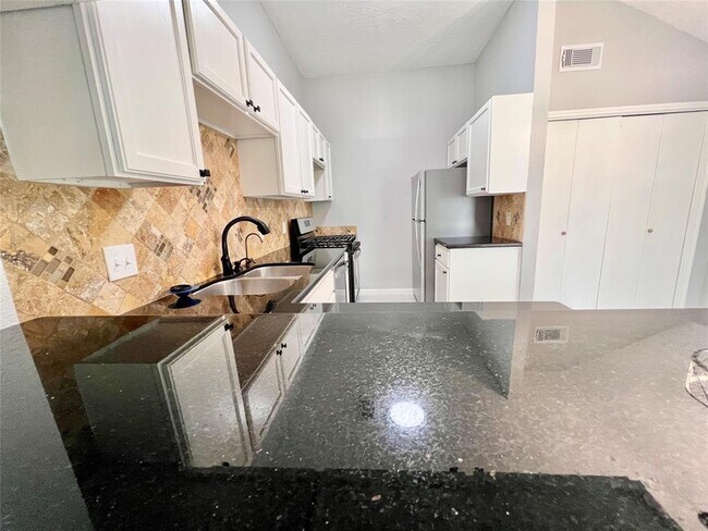 Building Photo - 15543 Scenic Haven Dr