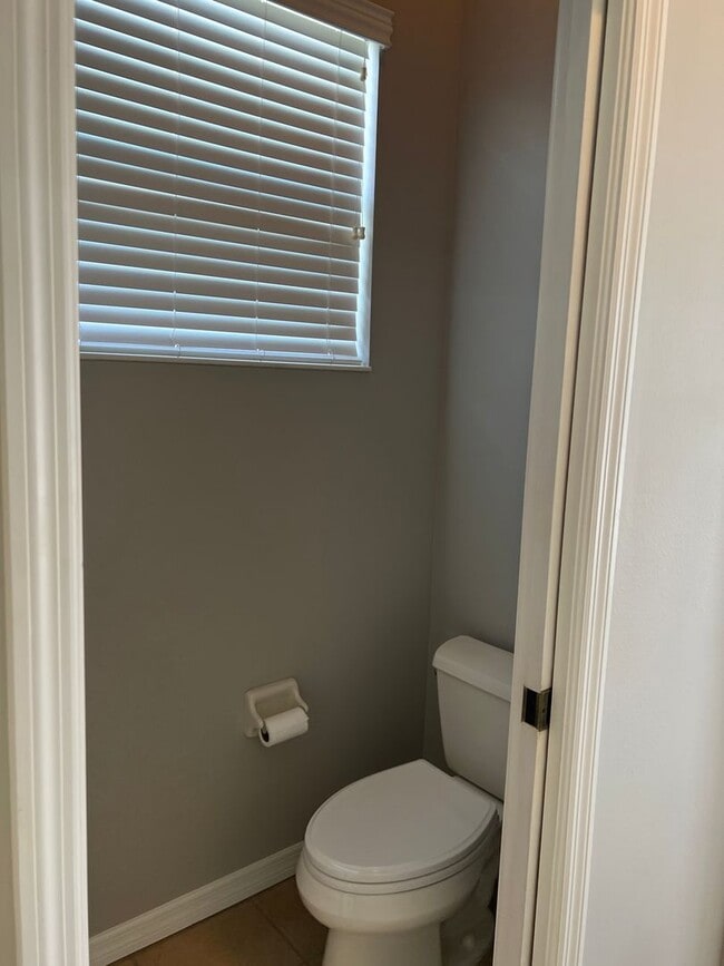 Building Photo - 3 Bedroom 2 Bath Single Family Home