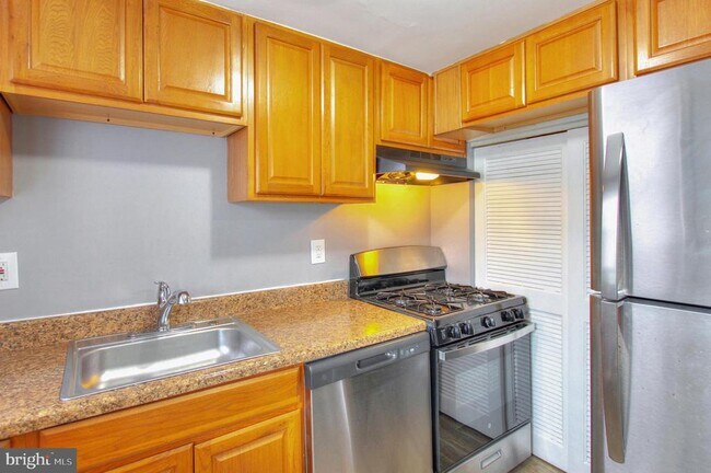 Building Photo - 2580 Iverson St