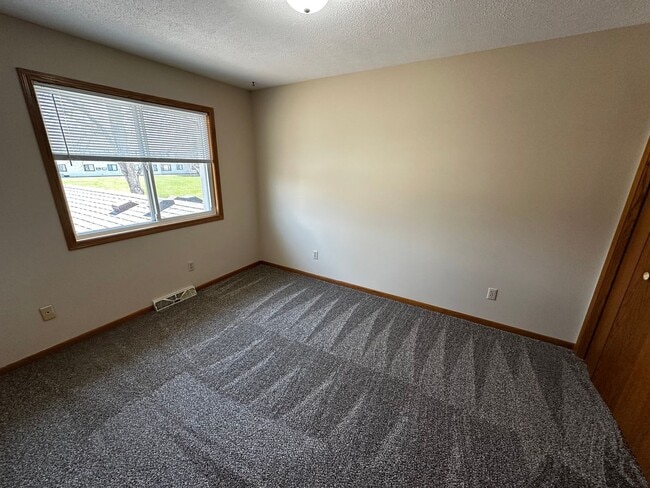 Building Photo - 2 bed 2 Bath 2 Story Townhome