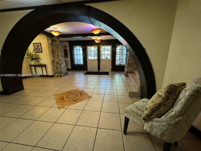 Building Photo - 3720 Inverrary Dr