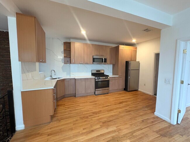 Building Photo - 39 Newkirk St