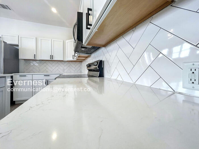 Building Photo - 1804 E Crockett St