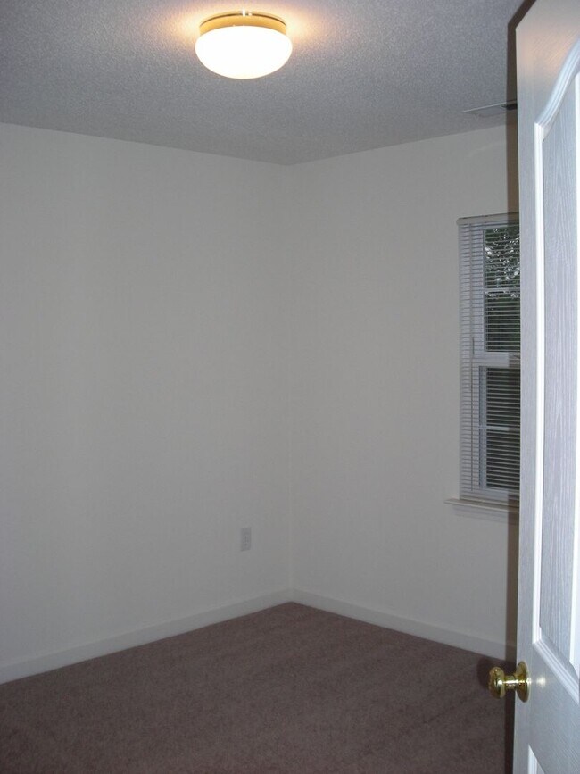 Building Photo - 181 Clusters Cir