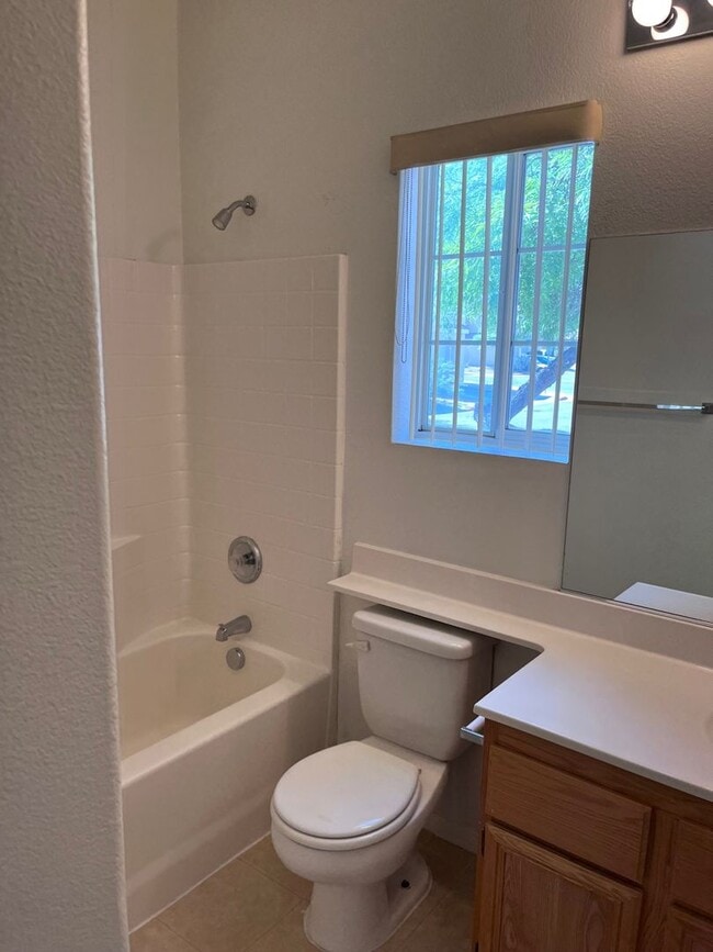 Building Photo - Single Story - 2 bedroom (Gated)