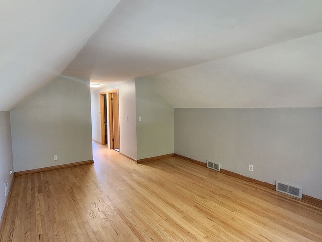 Building Photo - 2 bedroom upper