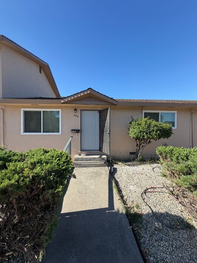 Building Photo - Recently Renovated 2BD/1BA Triplex Unit - Conveniently Located!
