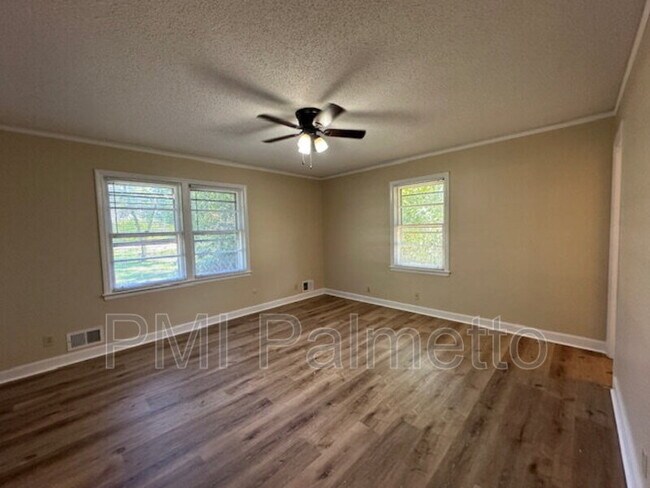 Building Photo - 529 Skyland Dr