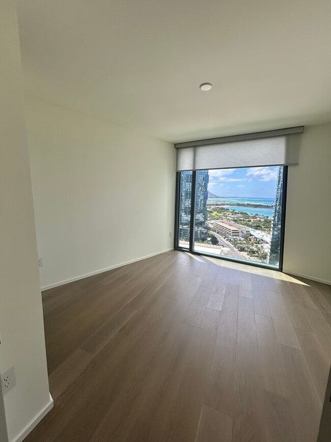 Building Photo - Upscale living With a View!