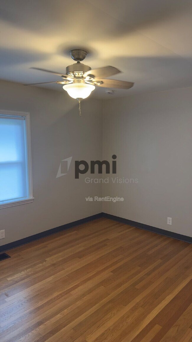 Building Photo - 1528 Division St