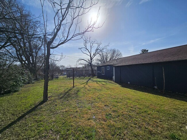 Building Photo - AVAILABLE NOW!