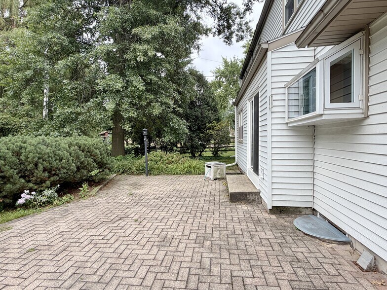 Building Photo - 85 S Huron Dr