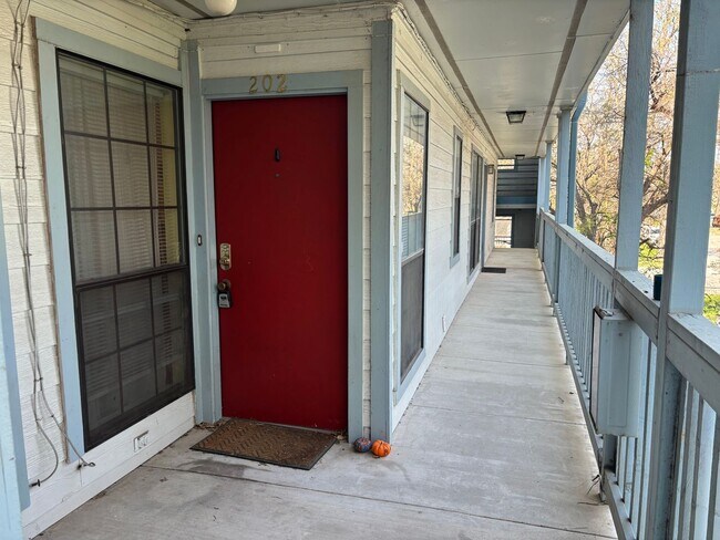 Building Photo - 303 W 35th St