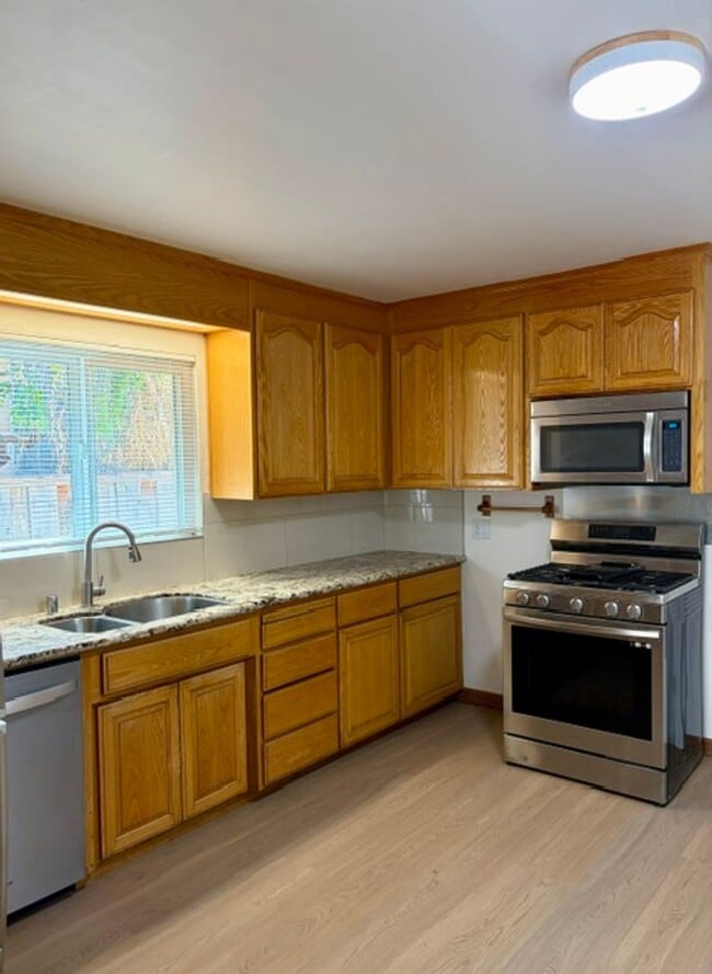 Building Photo - 430 S Bayview Ave