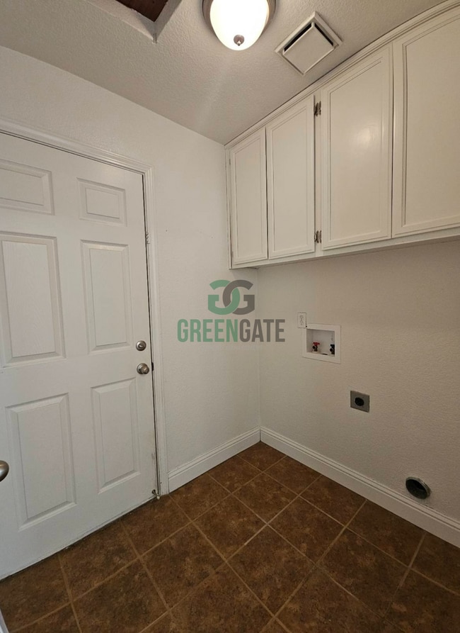 Building Photo - NOW AVAILABLE! Make this spacious 3 bedroo...