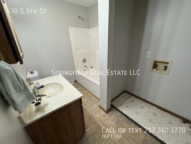 Building Photo - 430 S 5th St