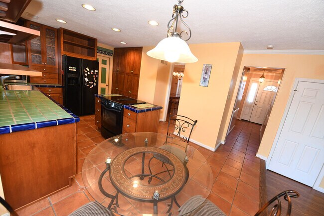 Building Photo - Gorgeous 4 BR 2+2 Baths Colonial - Finished Walk-Out Basement and Car Garage