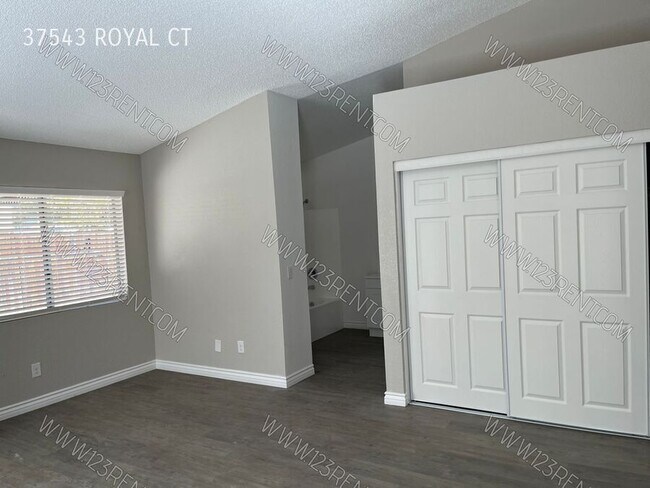 Building Photo - 37543 Royal Ct