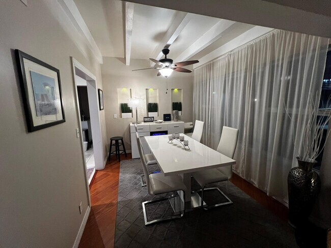 Building Photo - 904 NE 20th Ave