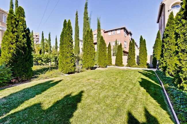 Building Photo - Modern Communication Hill Townhome | Panoramic Mountain Views