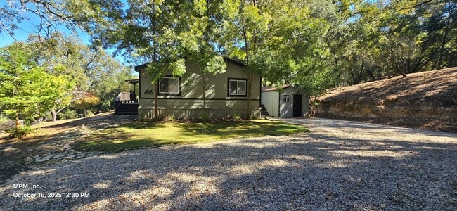 Building Photo - Large 3 bedroom home in the country