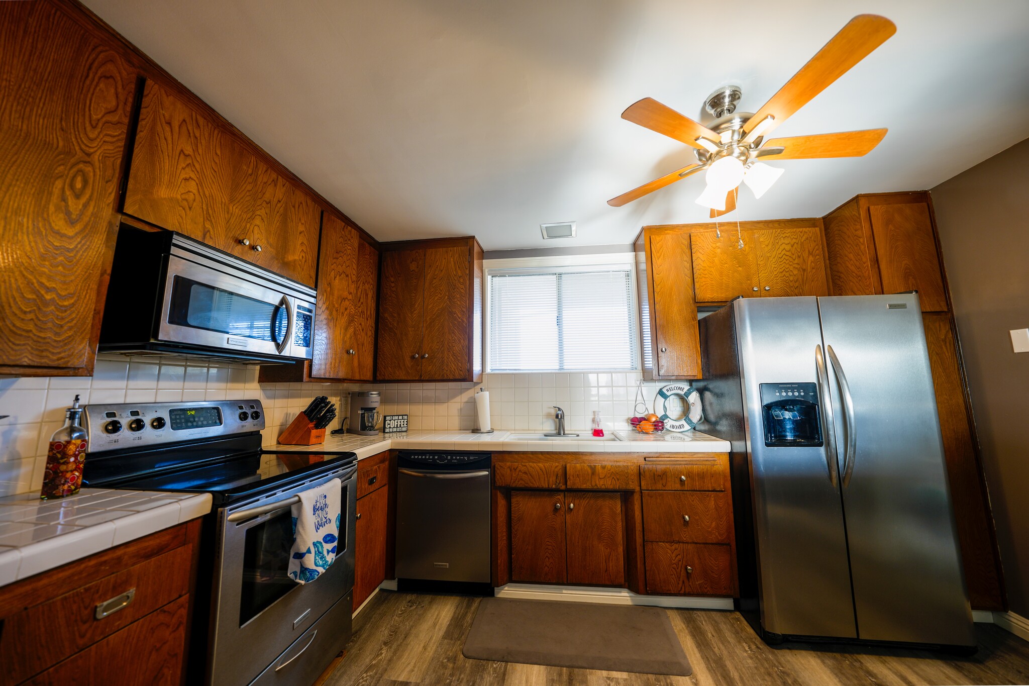 Fully furnished Kitchen - 1054 E 2nd St