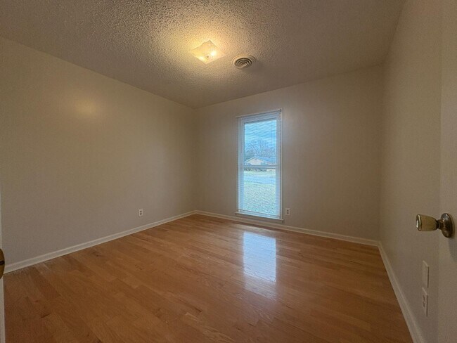 Building Photo - 3329 Roxana Rd