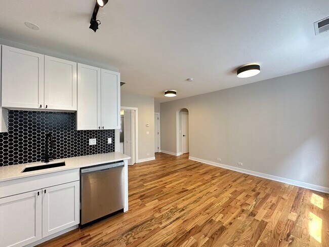 Building Photo - 659 W Wrightwood Ave