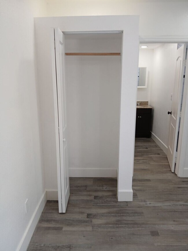 Building Photo - 560