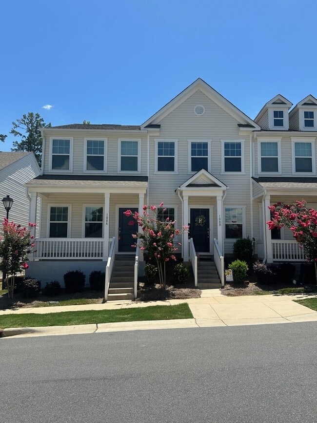 Building Photo - Charming 2 br 2.5 ba townhome covered fron...