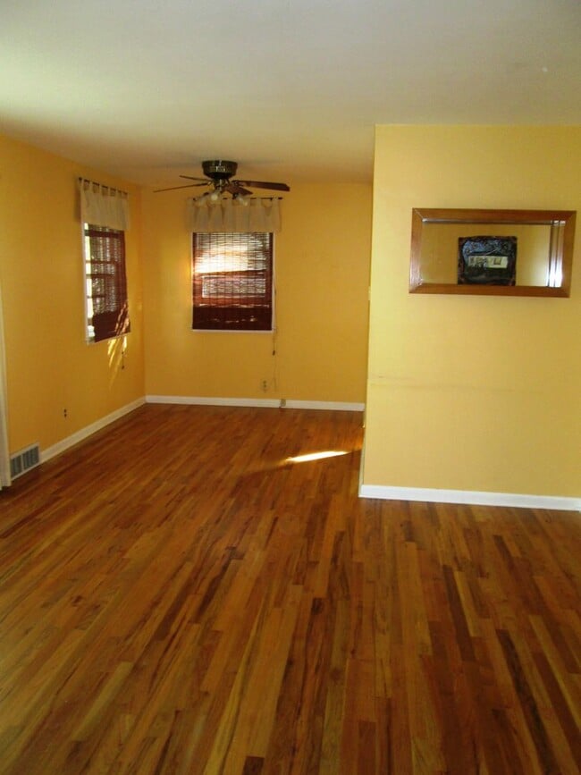 Building Photo - Cozy 2 bedroom house near old town Longmont!