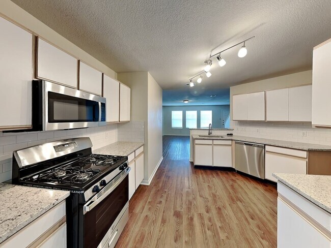 Building Photo - 1818 Day Lily Way