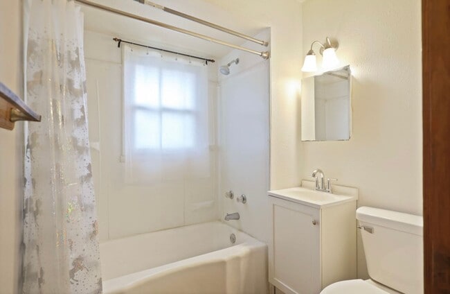 Building Photo - Charming 2 Bedroom, 1 Bath Home on Reed St – Move-In Ready!