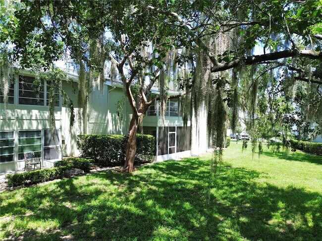 Building Photo - 600 Fairways Cir
