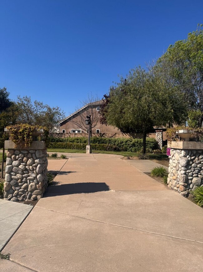 Building Photo - Beautiful single family home