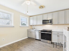 Building Photo - Available Now Spacious 3 Bedroom Home Loca...