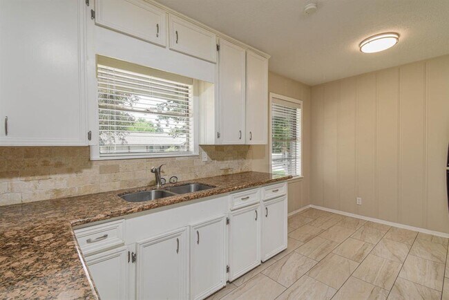 Building Photo - 1509 N San Jacinto St