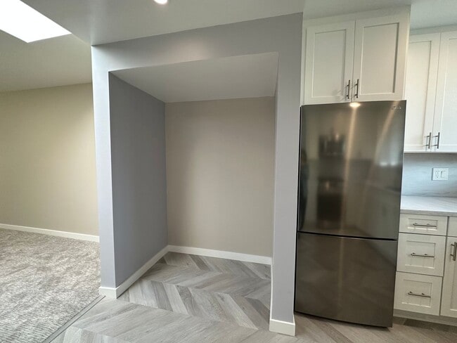 Building Photo - EPIC REA: Bright 1bd/1ba Condo with Washer/Dryer in unit and Parking!